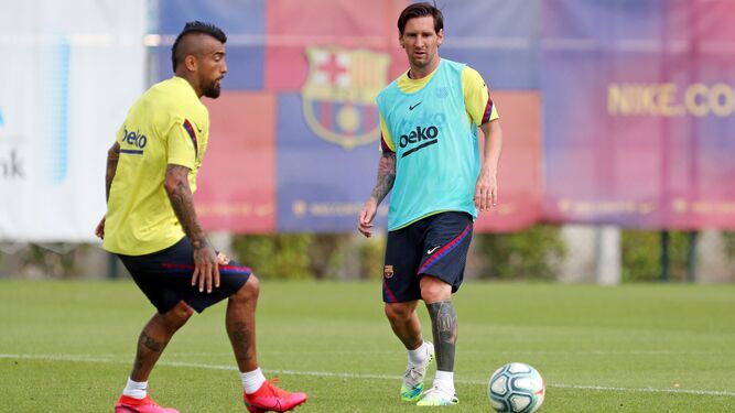 Lionel Messi, en el entrenamiento del Barcelona junto al chileno Arturo Vidal.