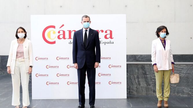 La ministra de industria, Reyes Maroto, el rey Felipe y la presidenta del Santander, Ana Botín, en el pleno extraordinario de la Cámara de España.