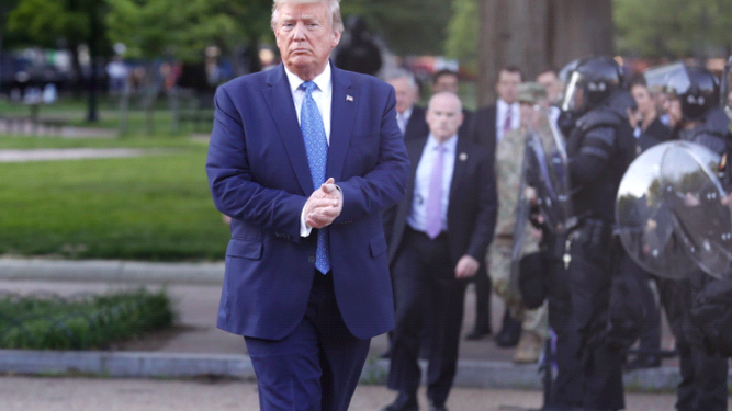 Donald Trump camina escoltado por la Policía y el Ejército.