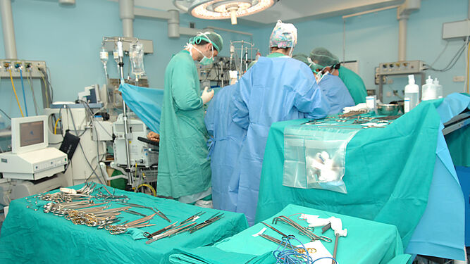 Un equipo quirúrgico durante una operación.