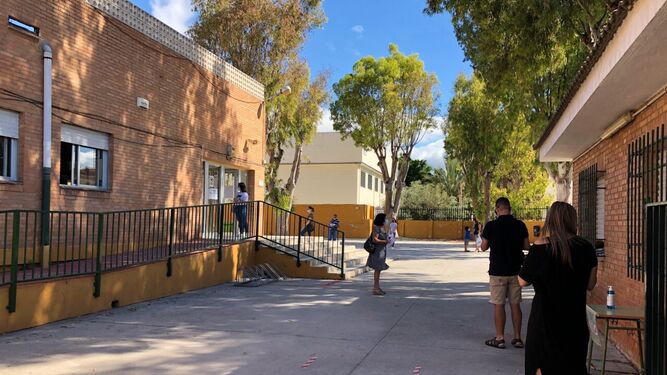 Varios padres hacen cola esta mañana para matricular a sus hijos en un colegio de Málaga capital.