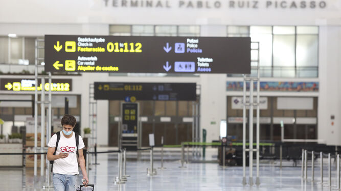 Un pasajero en el aeropuerto de Málaga.