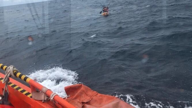 Rescatan a dos personas en un kayak que no podían regresar por las condiciones de la mar entre Estepona y Manilva