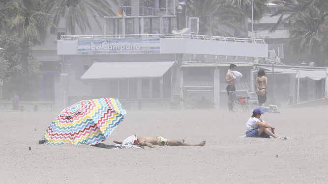 Una imagen de este domingo con un fuerte viento en la playa de la Misericordia.