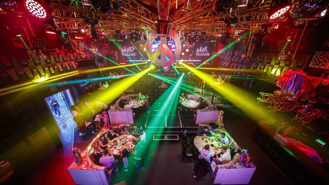 Una discoteca de Suiza con mesas en lo que antes era su pista de baile.