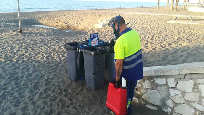 Un operario de Limasa desinfectando una playa de Málaga