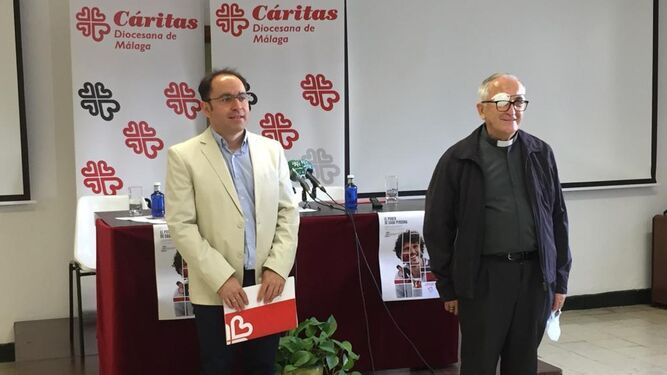 Francisco José Sánchez, director de Cáritas Málaga, y el vicario Gabriel Leal en la presentación del balance.