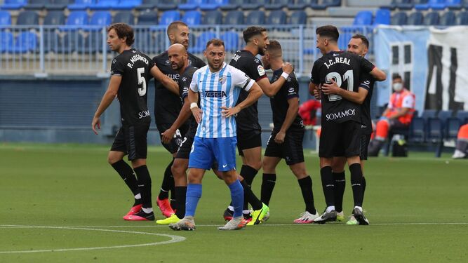 Keidi Bare, mientras los jugadores del Huesca celebran el 0-1.