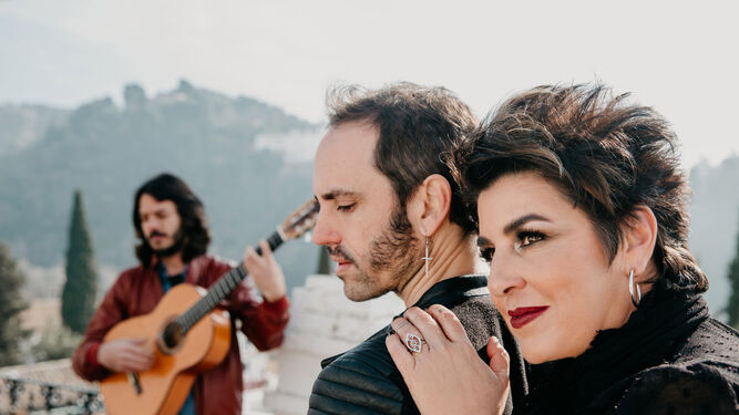 Amparo Sánchez, con sus músicos, en una imagen promocional.
