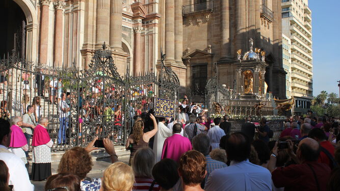 La carroza del Corpus Christi, en la plaza del Obispo.