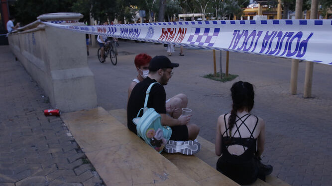 Un grupo de jóvenes bebe en los escalones del centro cívico La Sirenas pese al precinto policial colocado. La foto está tomada en la primera semana de junio.