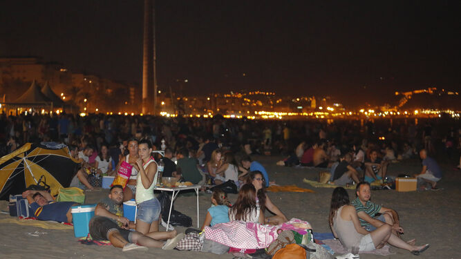 La playa de La Misericordia llena de gente en una edición anterior de la noche de San Juan.