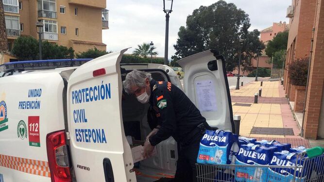 Un voluntario de Protección civil prepara el reparto de alimentos en Estepona.