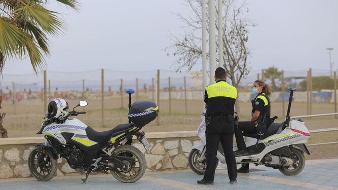 Agentes de la Policía Local de Málaga, en San Juan.