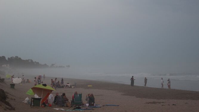 Solitaria noche de San Juan en las playas de M&aacute;laga, en fotos