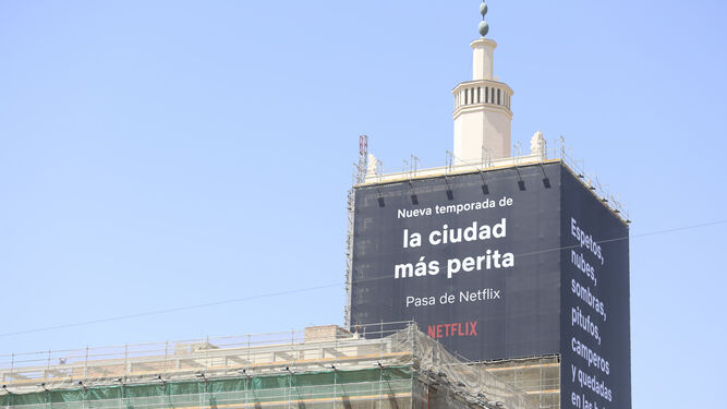 Las fotos de La Equitativa de Málaga, 'vestida' con Netflix
