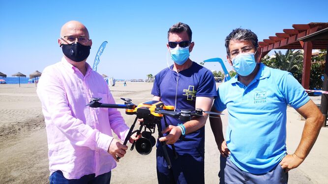 El teniente alcalde, Jesús Pérez Atencia, muestra el dron en una playa de Torre del Mar.