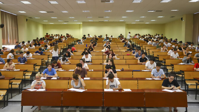 Estudiantes realizan la prueba de acceso en junio del año pasado.