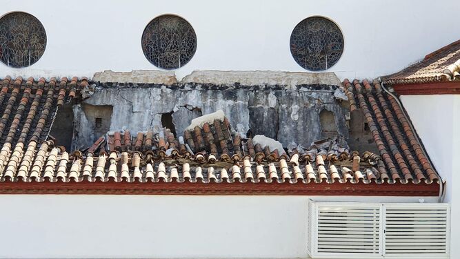 Se desprende parte del techo de la iglesia del Rosario en Fuengirola sin causar heridos.