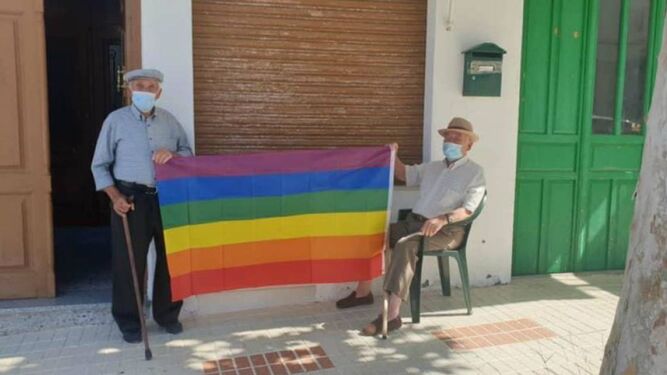 Dos vecinos sostienen una bandera gay