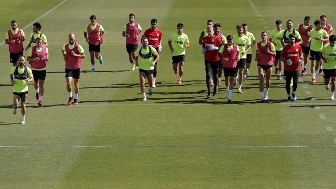Los jugadores del Málaga se ejercitan en el Anexo, ayer.