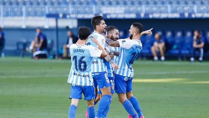 Los jugadores celebran el gol de Cifu en el Málaga-Girona.