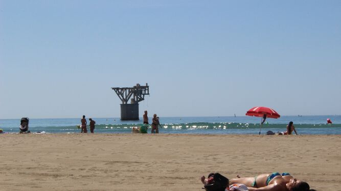 Una mujer toma el sol en la playa de El Cable, en Marbella.