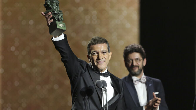 Antonio Banderas, con su premio al mejor actor recibido en la pasada gala de los Goya.