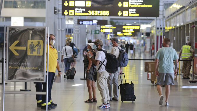 Varios turistas, ayer en el aeropuerto de Málaga-Costa del Sol.