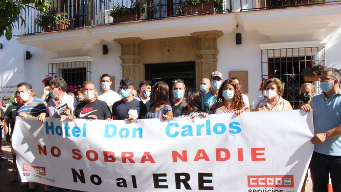 Los trabajadores del hotel Don Carlos se concentraron a las puertas del Ayuntamiento de Marbella.