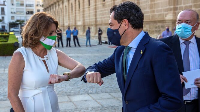 Juanma Moreno saluda a Susana Díaz en la entrada del Parlamento, donde se celebró el acto