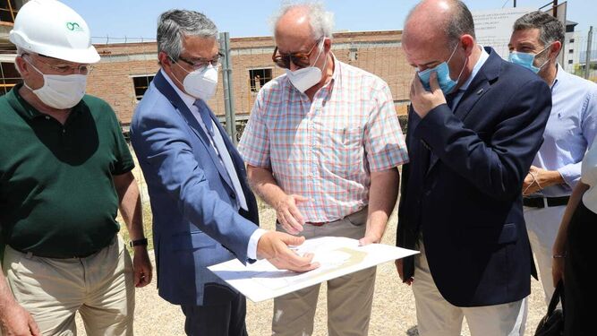 El presidente de la Diputación, Francisco Salado, visita las obras.