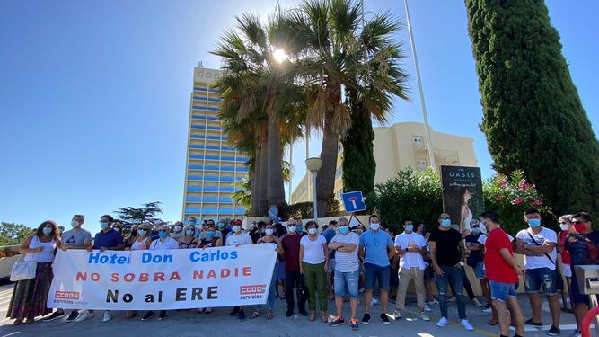 Trabajadores concentrados a las puertas del hotel Don Carlos, en Marbella.