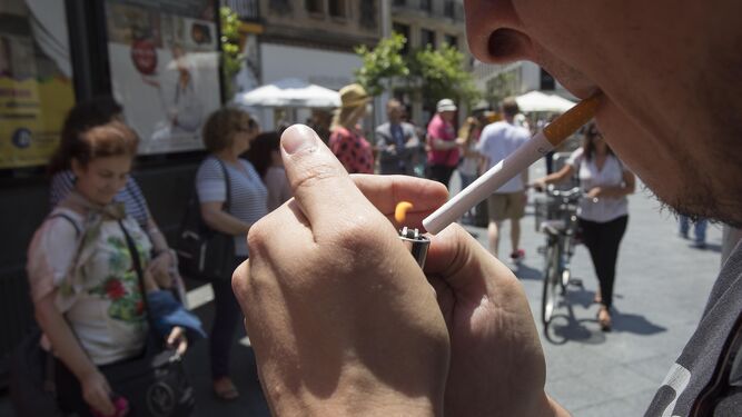 Andalucía va a recomendar vacunarse de la gripe a los fumadores por primera vez.