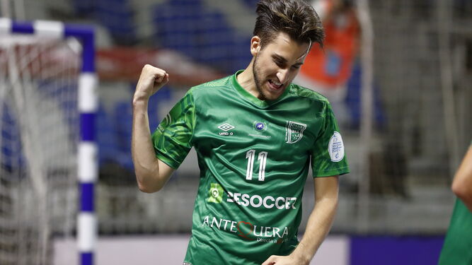 Álex Fuentes celebra un gol en la fase de ascenso en el Carpena.