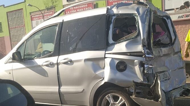 Coche accidentado en Málaga capital tras la colisión entre un camión y el vehículo.