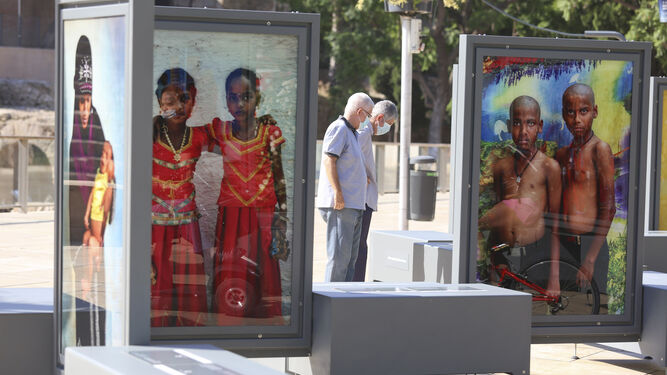 Fotos de la exposici&oacute;n sobre la vida cotidiana en la India de la calle Alcazabilla