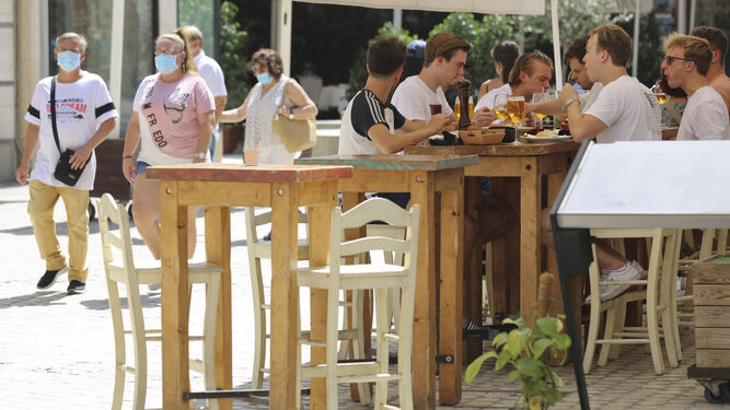 Un grupo de clientes, en la terraza de un bar del Centro de Málaga.