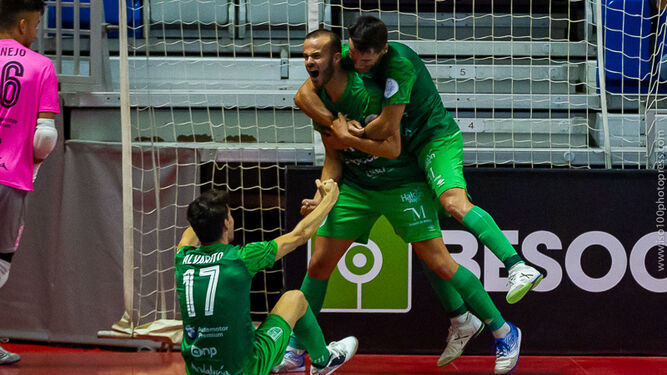 Javi Amorós celebra un gol en la fase de ascenso en el Carpena.
