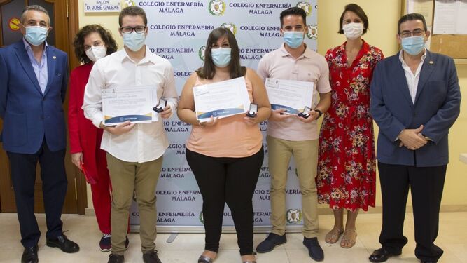 Los premiados con representantes del Colegio de Enfermería de Málaga.