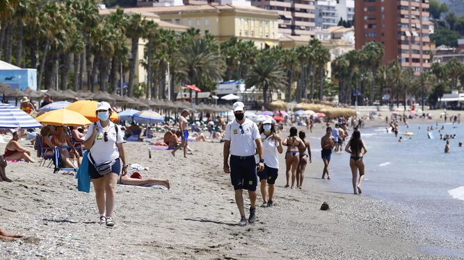 Bañistas en una playa de Málaga.