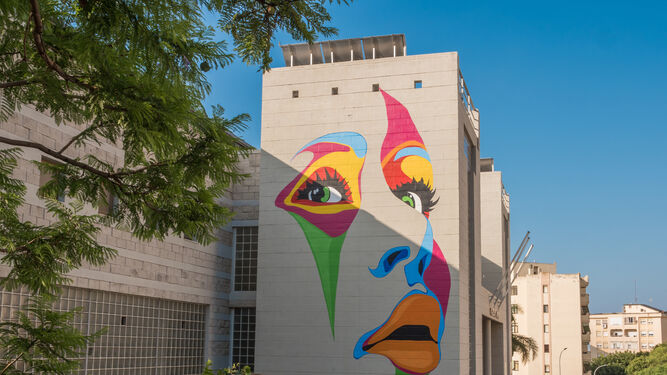Vista general del mural 'Femenina', realizada por el artista Curro Leyton en Estepona.
