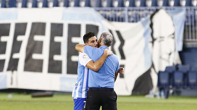 Sergio Pellicer se abraza a Juankar después del partido.