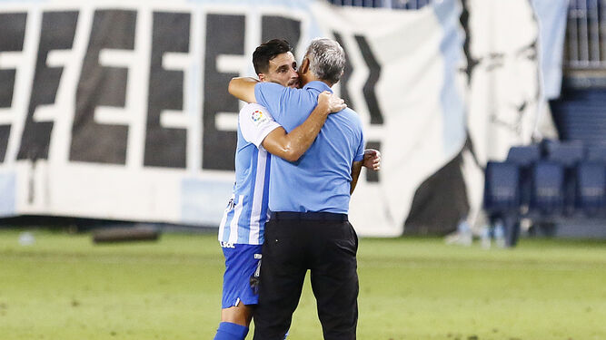 Sergio Pellicer se abraza a Juankar después del partido de la permanencia.
