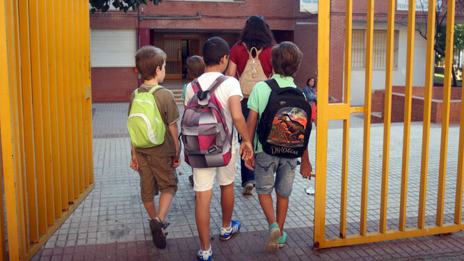 Alumnos entran a un colegio público.