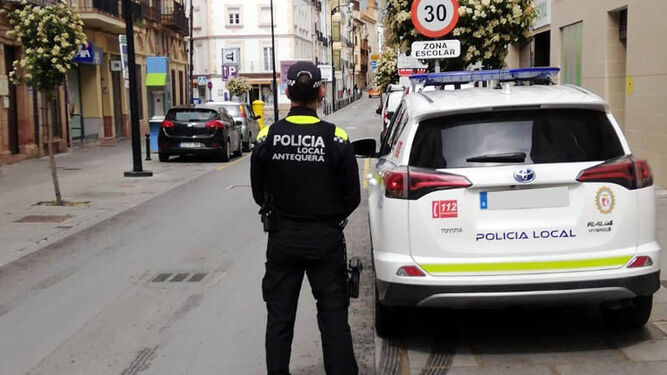 La Policía Local de Antequera se personó en el local para suspender la actuación.