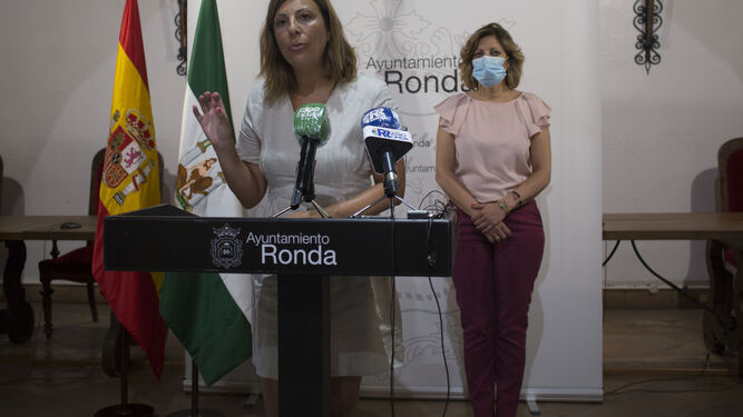 La alcaldesa de Ronda junto a la delegada municipal de Economía.