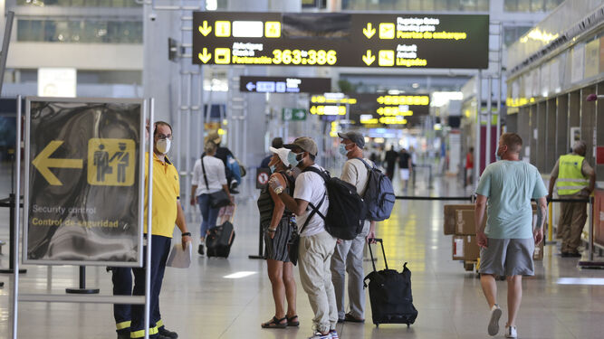 Varios turistas en el aeropuerto de Málaga.