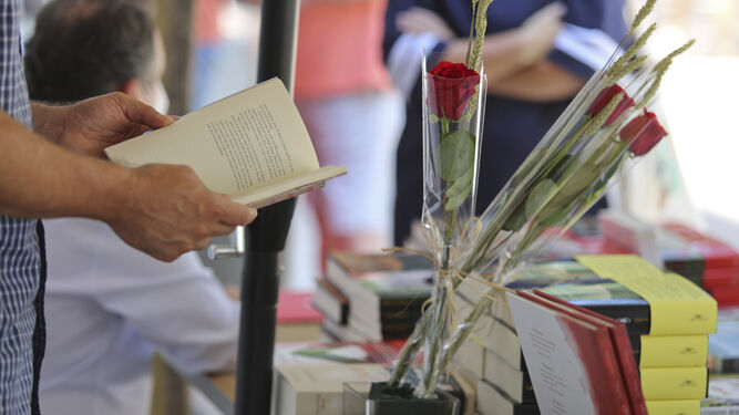 Libros y rosas en la celebración del Día del Libro en Málaga, este jueves.