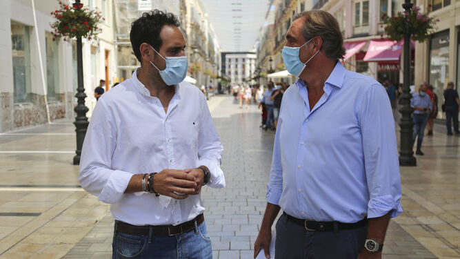 Javier Frutos y Juan Rambla este viernes en la calle Larios.